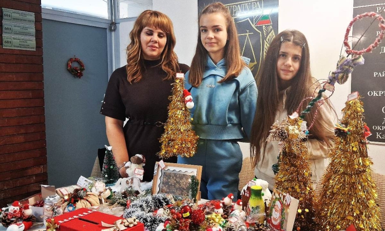 Деца с благотворителен Коледен базар в Прокуратурата